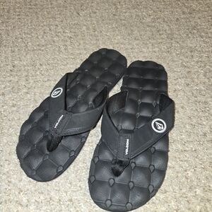 Boys Volcom Black Flip Flops Size 4